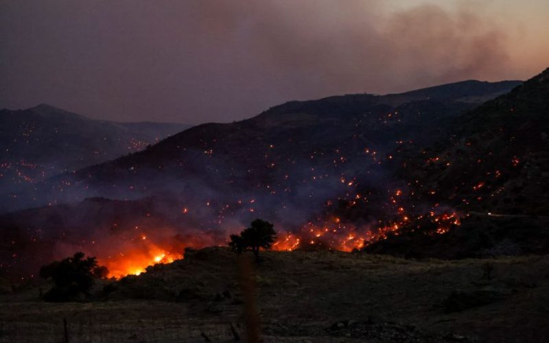 Φωτιά στο Ρέθυμνο: Επιστρέφουν οι επισκέπτες στα καταλύματα – Αγώνας δρόμου για ρεύμα και υποδομές