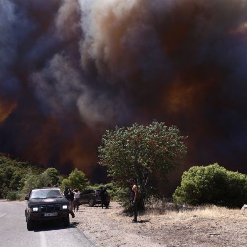 Μαίνονται οι πυρκαγιές σε Πόρτο Γερμενό, Βοιωτία και Αίγιο – Ενισχύθηκαν οι πυροσβεστικές δυνάμεις