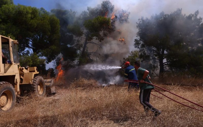 Μάχη με τα πύρινα μέτωπα στη Δυτική Αττική