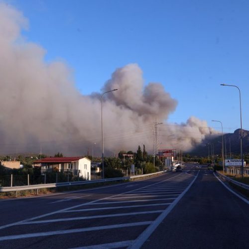 Μάχη με τις φλόγες συνεχίζουν να δίνουν οι πυροσβεστικές δυνάμεις στην μεγάλη πυρκαγιά στη Δυτική Αττική