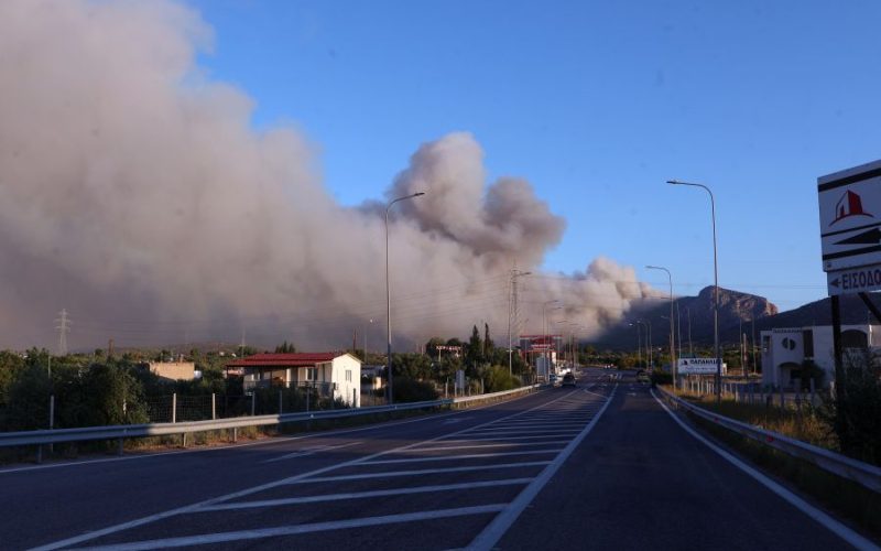 Μάχη με τις φλόγες συνεχίζουν να δίνουν οι πυροσβεστικές δυνάμεις στην μεγάλη πυρκαγιά στη Δυτική Αττική