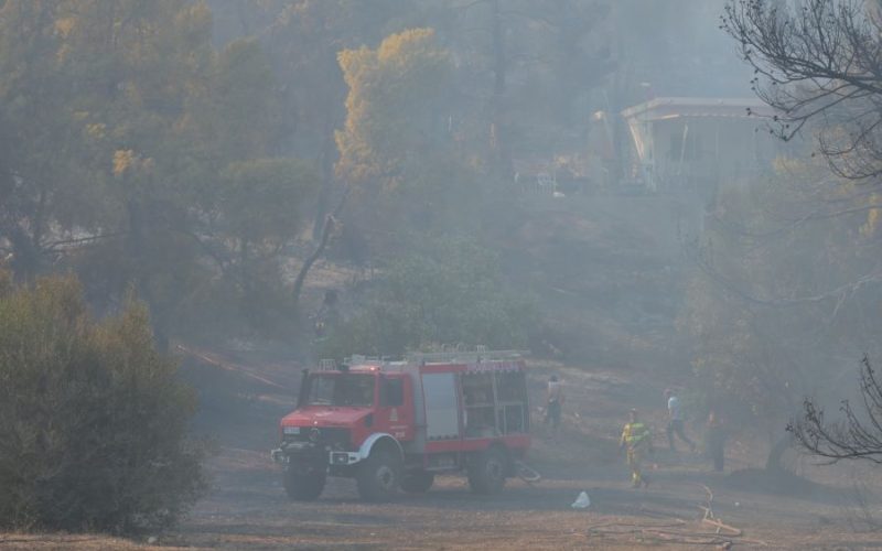 Διπλό πύρινο μέτωπο στην Σαλαμίνα – Δύο νεκροί, εννέα εγκαυματίες