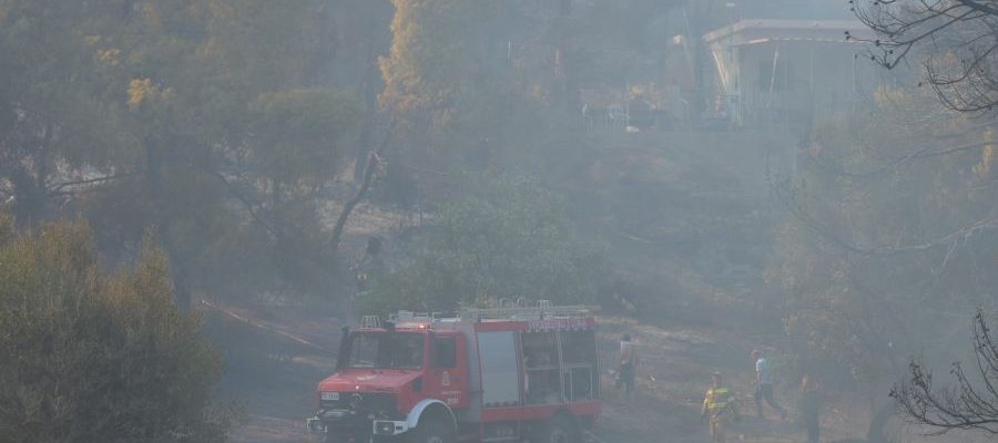 Διπλό πύρινο μέτωπο στην Σαλαμίνα – Δύο νεκροί, εννέα εγκαυματίες
