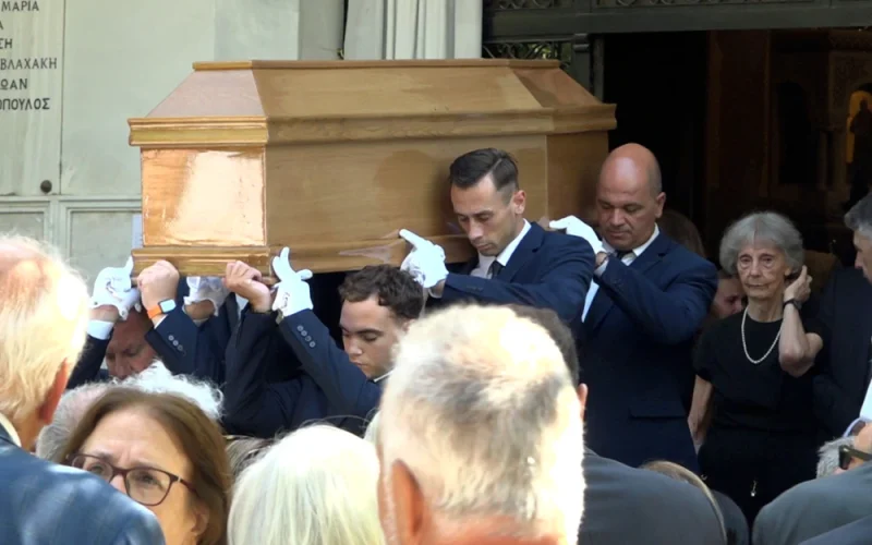 Σε κλίμα συγκίνησης η κηδεία του Στέφανου Μάνου