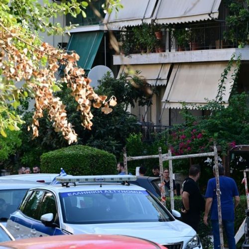 Δύο νεκροί στην είσοδο πολυκατοικίας: Δολοφονία και στην συνέχεια αυτοχειρία «βλέπουν» οι Αρχές