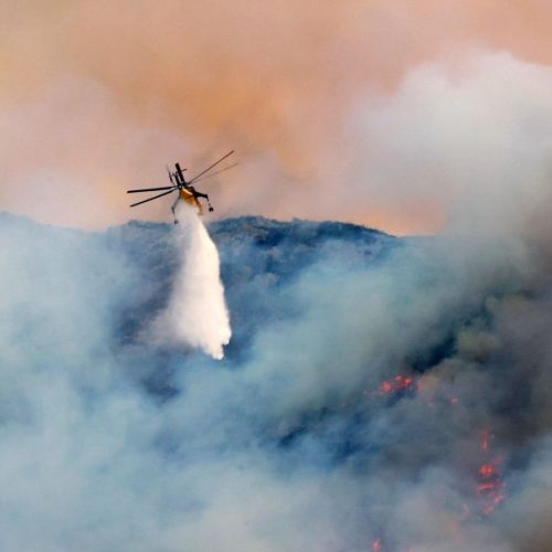 Μαίνεται η μεγάλη φωτιά στον Μύτικα Θηβών – 20 εναέρια στη μάχη της κατάσβεσης
