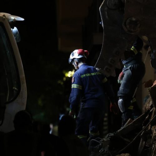 Εκρηξη στην Πλάκα: Εξι οι αγνοούμενοι – Ολονύχτια επιχείρηση για τον εντοπισμό τους