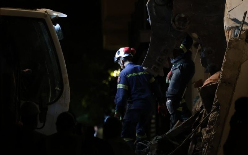 Εκρηξη στην Πλάκα: Εξι οι αγνοούμενοι – Ολονύχτια επιχείρηση για τον εντοπισμό τους