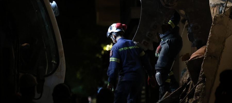 Εκρηξη στην Πλάκα: Εξι οι αγνοούμενοι – Ολονύχτια επιχείρηση για τον εντοπισμό τους