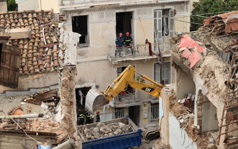 Φονική έκρηξη στην Πλάκα: Στο επίκεντρο των ερευνών ο δεύτερος όροφος του κτιρίου που κατέρρευσε
