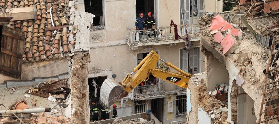 Φονική έκρηξη στην Πλάκα: Στο επίκεντρο των ερευνών ο δεύτερος όροφος του κτιρίου που κατέρρευσε