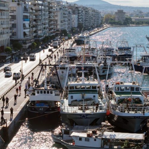 Συνεχίζουν τις κινητοποιήσεις τους οι αλιείς – Αλιευτικά σκάφη παραμένουν δεμένα στα λιμάνια ολόκληρης της χώρας