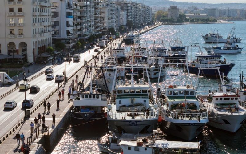 Συνεχίζουν τις κινητοποιήσεις τους οι αλιείς – Αλιευτικά σκάφη παραμένουν δεμένα στα λιμάνια ολόκληρης της χώρας