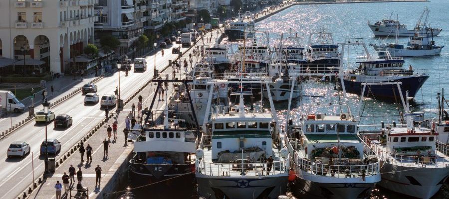 Συνεχίζουν τις κινητοποιήσεις τους οι αλιείς – Αλιευτικά σκάφη παραμένουν δεμένα στα λιμάνια ολόκληρης της χώρας