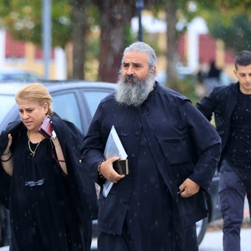 Δίκη για Τέμπη: «Κρατούσα τα στέφανα από τη μια και έβλεπα την έκρηξη από την άλλη, ένιωσα να φεύγει το αίμα μου»