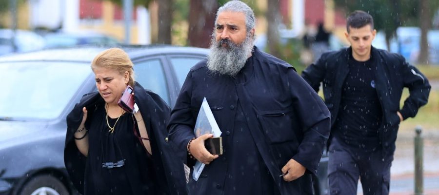 Δίκη για Τέμπη: «Κρατούσα τα στέφανα από τη μια και έβλεπα την έκρηξη από την άλλη, ένιωσα να φεύγει το αίμα μου»