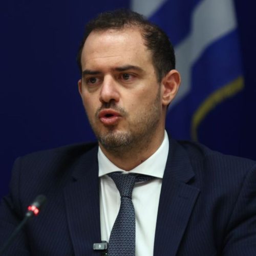 Από τη Βουλή στο νοσοκομείο με ασθενοφόρο ο αναπληρωτής υπουργός Υποδομών και Μεταφορών