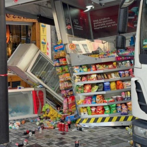 Θεσσαλονίκη: Αναστάτωση μετά από πρόσκρουση φορτηγού σε περίπτερο