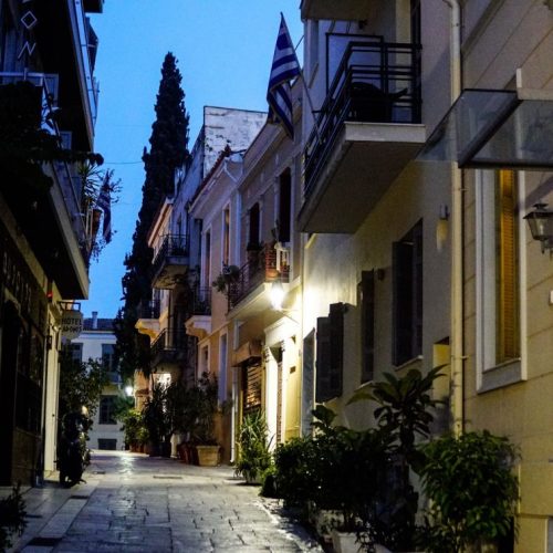ΣτΕ: Κρίνεται το μέλλον των Airbnb στην Πλάκα – Στο μικροσκόπιο η πολεοδομική χρήση