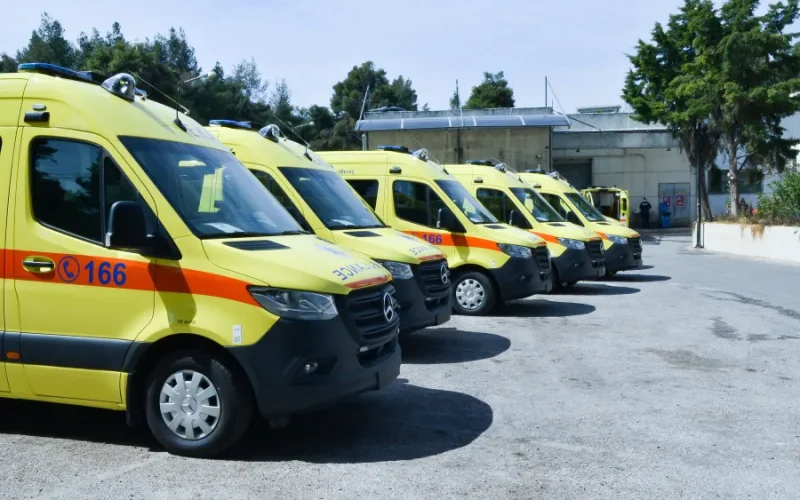 ΕΚΑΒ: Διασώστες βάζουν το χέρι στην τσέπη τους, προκειμένου να κρατήσουν οχήματα σε λειτουργία
