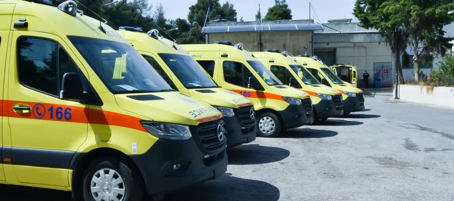 ΕΚΑΒ: Διασώστες βάζουν το χέρι στην τσέπη τους, προκειμένου να κρατήσουν οχήματα σε λειτουργία