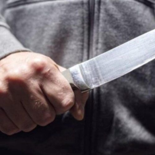 17χρονος απείλησε με μαχαίρια και λήστεψε 40χρονο