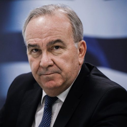 Παπαθανάσης: «Βγάζει την ουρά του» απέξω για το «μπάζωμα» στα Τέμπη!