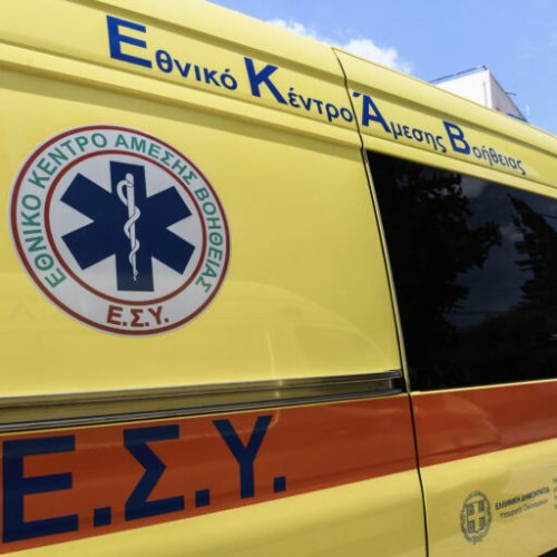 Τελετή παράδοσης στο Εθνικό Κέντρο Άμεσης Βοήθειας (ΕΚΑΒ) των πρώτων 6 από τα συνολικά 17 ασθενοφόρα, που αγοράστηκαν από το Υπουργείο Οικονομικών με χρήματα τα οποία συγκεντρώθηκαν στον ειδικό λογαριασμό για την κατάθεση δωρεών προκειμένου να ενισχυθεί η εθνική προσπάθεια πρόληψης και αντιμετώπισης των συνεπειών του κορονοϊού Covid-19 παρουσία του υπουργού Οικονομικών Χρήστου Σταϊκούρα και του υπουργού Υγείας Θάνου Πλεύρη, Μεγάλη Τετάρτη 12 Απριλίου 2023.
(ΤΑΤΙΑΝΑ ΜΠΟΛΑΡΗ/EUROKINISSI)