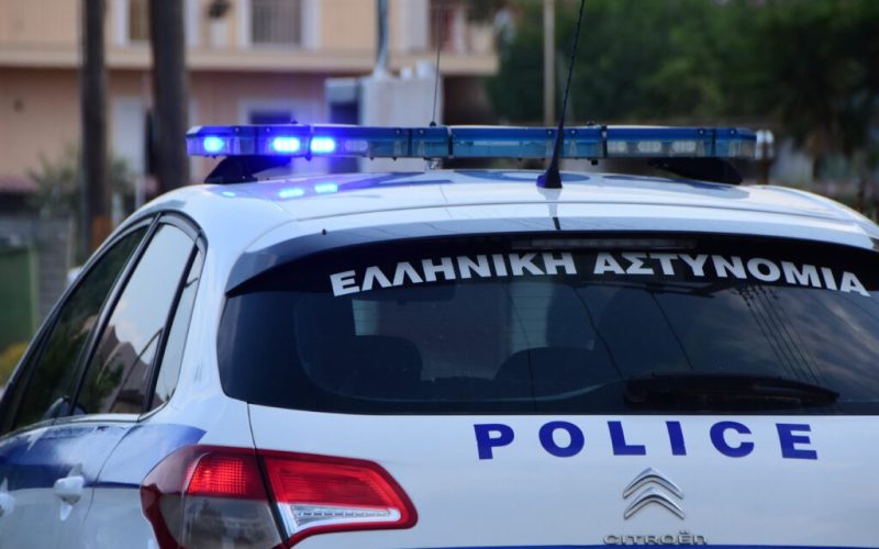 ΑΡΓΟΣ - Σε θανατηφόρο εξελίχθηκε το απογευματινό τροχαίο στην οδό Κανάρη στο Άργος, με θύμα 33χρονο αστυνομικό ο οποίος υπηρετούσε στο Τμήμα Ασφαλείας Άργους-Μυκηνών. Για άγνωστο μέχρι στιγμής λόγο το μηχανάκι που οδηγούσε ο 33χρονος προσέκρουσε σε κολώνα της ΔΕΗ, στην οδό Κανάρη στο Άργος, με αποτέλεσμα τον σοβαρό τραυματισμό  του. Ο άτυχος άνδρας μεταφέρθηκε με ασθενοφόρο στο νοσοκομείο Ναυπλίου αλλά δυστυχώς κατέληξε.
Το τροχαίο έγινε γύρω στις 5:30 το απόγευμα .
Προανάκριση για τα αίτια διενεργεί το Τμήμα Τροχαίας Άργους-Μυκηνών. (ΒΑΣΙΛΗΣ ΠΑΠΑΔΟΠΟΥΛΟΣ/EUROKINISSI)