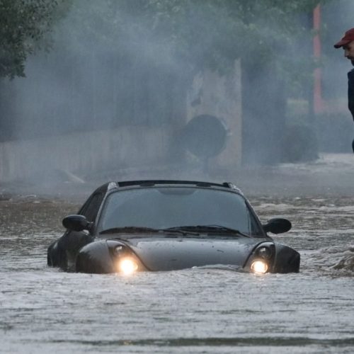 «Βουλιάζουν» οι Κυκλάδες από την κακοκαιρία – Χείμαρροι παρέσυραν αυτοκίνητα στην Πάρο, ισχυρή χαλαζόπτωση στην Πελοπόννησο