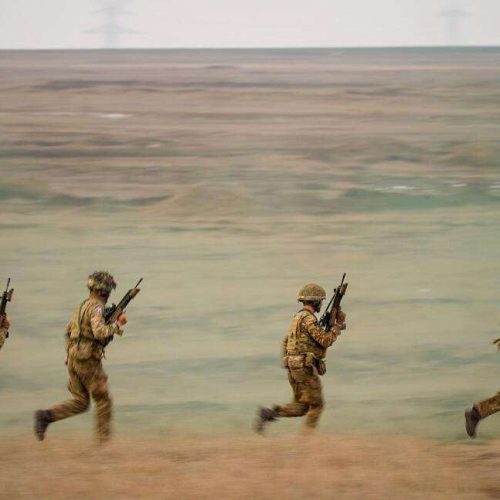 Ένα ανήσυχο ΝΑΤΟ πραγματοποιεί ασκήσεις μάχης μεγάλης κλίμακας καθώς η στάση των ΗΠΑ στην Ευρώπη αλλάζει υπό τον Τραμπ