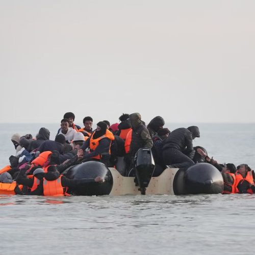 Η Γαλλία συμφωνεί τελικά να «ΑΝΑΧΑΙΤΙΖΕΙ» τις βάρκες των λαθρομεταναστών στη θάλασσα