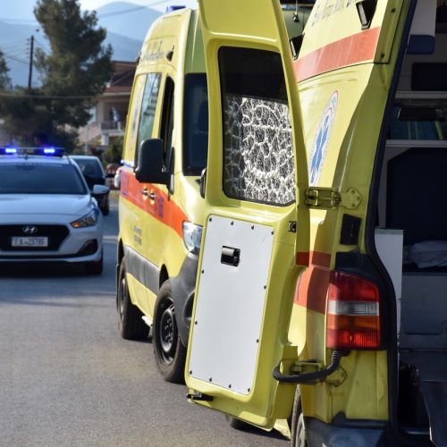 ΑΡΓΟΣ - Σοβαρό τροχαίο ατύχημα σημειώθηκε το απόγευμα της Κυριακής στον επαρχιακό δρόμο Μυκήνες - Φίχτια, όταν επιβατικό αυτοκίνητο ξέφυγε από την πορεία του και προσέκρουσε σε καγκελόπορτα οικίας. Οι δύο επιβαίνοντες στο όχημα απεγκλωβίστηκαν από την Πυροσβεστική και μεταφέρθηκαν με το ΕΚΑΒ στο νοσοκομείο. Έρευνα για τα αίτια διενεργεί η Τροχαία Άργους. (ΒΑΣΙΛΗΣ ΠΑΠΑΔΟΠΟΥΛΟΣ/EUROKINISSI)
