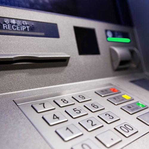 Πρέβεζα: Οικιακή βοηθός «βούτηξε» την κάρτα ηλικιωμένου κι έκανε μαζί με φίλη της αγορές και αναλήψεις 14.000 ευρώ