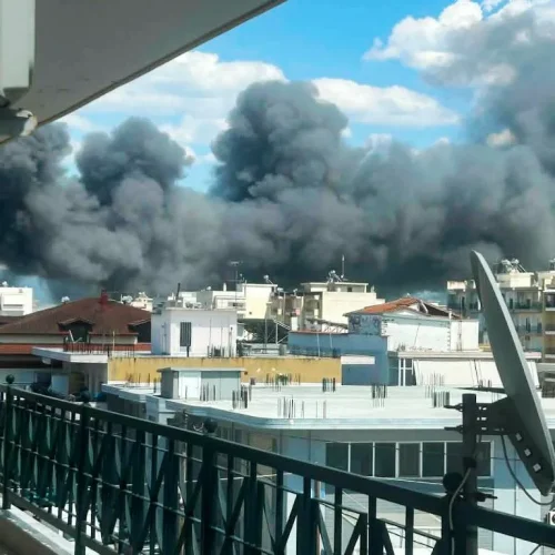 Καλοχώρι: Συνεχίζεται η κατάσβεση, ισχυρές δυνάμεις στο σημείο