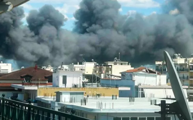 Καλοχώρι: Συνεχίζεται η κατάσβεση, ισχυρές δυνάμεις στο σημείο