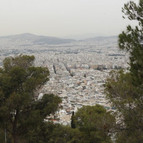 <p>Στιγμιότυπο από την Αθήνα, Παρασκευή 17 Μαΐου 2024. Αυξημένη είναι η συγκέντρωση αφρικανικής σκόνης με τη θερμοκρασία να κινείται ανοδικά. Σύμφωνα με την μετεωρολογική υπηρεσία η ατμοσφαιρική κυκλοφορία πάνω από την Ευρώπη, ευνόησε τη μεταφορά θερμών αέριων μαζών από την Αφρική προς τη χώρα μας τις επόμενες ημέρες, με αποτέλεσμα τις πολύ υψηλές θερμοκρασίες και τη μεταφορά σημαντικής ποσότητας Σαχαριανής σκόνης.<br />
(ΣΩΤΗΡΗΣ ΔΗΜΗΤΡΟΠΟΥΛΟΣ/EUROKINISSI)</p>
