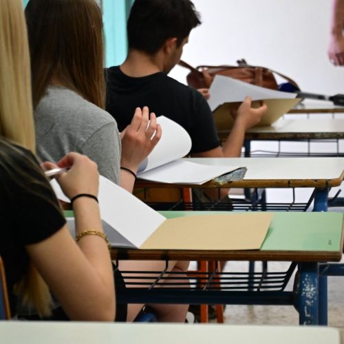 Στιγμιότυπο από ΕΠΑΛ της Αθήνας, Πέμπτη 30 Μαΐου 2023. Έναρξη των πανελλαδικών εξετάσεων  με τους υποψηφίους των επαγγελματικών λυκείων (ΕΠΑΛ), οι οποίοι διαγωνίστηκαν στο μάθημα των Νέων Ελληνικών.
(ΚΩΣΤΑΣ ΤΖΟΥΜΑΣ/EUROKINISSI)