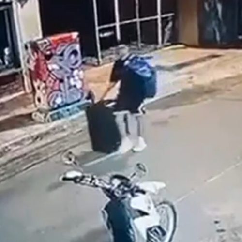 Βιντεο – Ντοκουμέντο: Η στιγμή που ο Αφγανός μεταφέρει την Βρετανίδα μέσα στη βαλίτσα