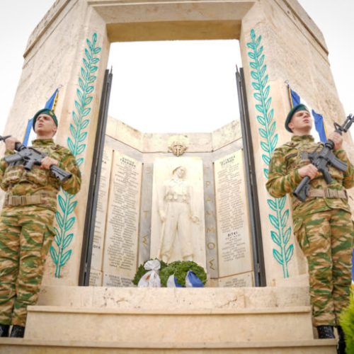 Την Κυριακή 25 Μαΐου 2025, τελέστηκε στο Ηρώο των ΛΟΚ στο Καβούρι Αττικής το ετήσιο μνημόσυνο υπέρ αναπαύσεως των ψυχών των πεσόντων υπέρ πίστεως και πατρίδος Ιερολοχιτών και Καταδρομέων, παρουσία του Αρχηγού ΓΕΕΘΑ Στρατηγού Δημήτριου Χούπη. Στο μνημόσυνο παραβρέθηκαν επίσης, Ο Πρόεδρος της Κοινοβουλευτικής Ομάδας ΣΠΑΡΤΙΑΤΕΣ κ. Βασίλειος Στίγκας. Ο Δήμαρχος Βάρης - Βούλας - Βουλιαγμένης κ. Γρηγόρης Κωνσταντέλλος. Ο Επιτελάρχης ΓΕΣ Αντιστράτηγος Γρηγόριος Μπουντλιάκης, ως εκπρόσωπος του Αρχηγού ΓΕΣ Αντιστράτηγου Γεωργίου Κωστίδη, ο Αρχιπλοίαρχος Κωνσταντίνος Τουρκαντώνης ΠΝ, ως εκπρόσωπος του Αρχηγού ΓΕΝ Αντιναύαρχου Δημητρίου - Ελευθέριου Κατάρα ΠΝ και ο Ταξίαρχος (Δ) Ηλίας Ντίλης, ως εκπρόσωπος του Αρχηγού ΓΕΑ Αντιπτέραρχου (Ι) Δημοσθένη Γρηγοριάδη. Ο Διοικητής της Διοίκησης Ειδικού Πολέμου (ΔΕΠ) του ΓΕΕΘΑ Αντιστράτηγος Γεώργιος Μανουράς. Ο Διευθυντής της Διεύθυνσης Ειδικών Δυνάμεων του ΓΕΣ (ΓΕΣ/ΔΕΔ) Ταξίαρχος Χρήστος Σπανίδης και προσκεκλημένοι ανώτατοι Αξιωματικοί. Εκπρόσωποι Ενώσεων Αποστράτων και Εφέδρων Καταδρομέων. Εν ενεργεία και εν αποστρατεία Αξιωματικοί καθώς επίσης και μέλη οικογενειών των εκλιπόντων.
(ΓΡΑΦΕΙΟ ΤΥΠΟΥ ΓΕΕΘΑ/EUROKINISSI)