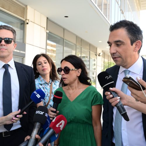 Στιγμιότυπο από το Εφετείο Αθηνών μετά την απόφαση στην δίκη σε δεύτερο βαθμό του ηθοποιού Πέτρου Φιλιππίδη, Τρίτη 15 Ιουλίου 2025. Ο Πέτρος Φιλιππίδης κρίθηκε ομόφωνα ένοχος για δύο απόπειρες βιασμού σε βάρος γυναικών συναδέλφων του με απόφαση του Μικτού Ορκωτού Εφετείου Αθηνών. Το δικαστήριο απέρριψε τους ισχυρισμούς του κατηγορουμένου περί υπαναχώρησης και μετατροπή της κατηγορίας. Συγκεκριμένα, ο Πέτρος Φιλιππίδης με την ομόφωνη απόφαση του δευτεροβάθμιου δικαστηρίου κρίθηκε ένοχος για τα κακουργήματα της απόπειρας βιασμού σε βάρος γυναίκας ηθοποιού το 2010 μέσα στο καμαρίνι του στο θέατρο "Μουσούρη" και της απόπειρας βιασμού σε βάρος γυναίκας συναδέλφου του μέσα στο αυτοκίνητο του το 2014 σε παράδρομο του Παλαιού Ψυχικού. Πρωτόδικα, ο άλλοτε δημοφιλής ηθοποιός είχε καταδικαστεί σε ποινή κάθειρξης οκτώ ετών, χωρίς να του αναγνωριστούν ελαφρυντικά. Ωστόσο, η εκτέλεση της ποινής είχε ανασταλεί μέχρι την εκδίκαση της υπόθεσης σε δεύτερο βαθμό.
(ΤΑΤΙΑΝΑ ΜΠΟΛΑΡΗ/EUROKINISSI)