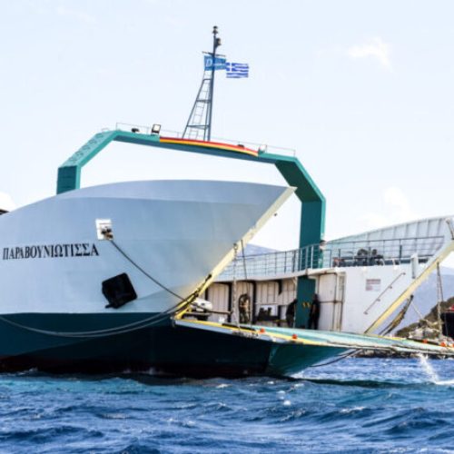 Προσάραξη φέρι μποτ σε ξέρα στα Νέα Στύρα Ευβοίας.Το πλοίο, προσάραξε την Τρίτη 05/08 σε ξέρα λίγο έξω από το λιμάνι στα Νέα Στύρα, τη στιγμή που εκτελούσε το δρομολόγιο προς την Αγία Μαρίνα, με αποτέλεσμα την απίστευτη ταλαιπωρία των 105 επιβατών του. Ώρες μετά το περιστατικό που έχει προκαλέσει μεγάλο σάλο, το φέρι μποτ παραμένει κολλημένο στην ξέρα, με τις διαδικασίες ρυμούλκησής του να μην έχουν ξεκινήσει, ενώ το υπουργείο Ναυτιλίας κάνει λόγο για "σοβαρό ζήτημα ασφάλειας" αναφορικά αφενός με τις περιουσίες των πολιτών κι αφετέρου με την προστασία του θαλάσσιου περιβάλλοντος.  Στο πλαίσιο αυτό, το υπουργείο έστειλε στον εισαγγελέα την πλοιοκτήτρια εταιρεία, Τετάρτη 6 Αυγούστου 2025 (ΘΟΔΩΡΗΣ ΝΙΚΟΛΑΟΥ/EUROKINISSI)