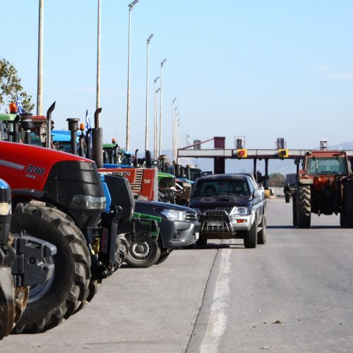 Αγρότες στους δρόμους: Όλα τα μπλόκα πανελλαδικά