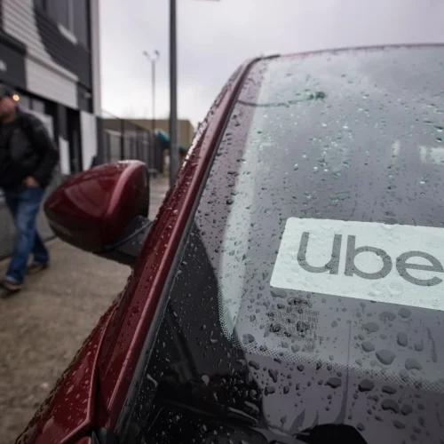 Η Uber μοιράζεται λίστα με τα παράξενα και μοναδικά αντικείμενα που ξέχασαν οι πελάτες