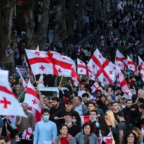 Χαμός στη Γεωργία: Διαδηλωτές εισέβαλαν στο Κοινοβούλιο!