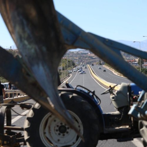 Κρήτη: Παραμένουν στα μπλόκα οι κτηνοτρόφοι – Κλείνει ξανά ο ΒΟΑΚ