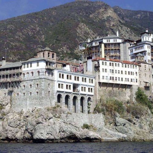 Τουριστικό σκάφος προσέκρουσε σε βράχο έξω από την Μονή Ξενοφώντος στο Αγιο Ορος