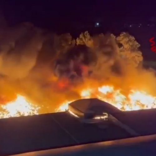 Μεγάλη φωτιά σε μονάδα πλαστικών στη Σικελία – Κλειστός αυτοκινητόδρομος