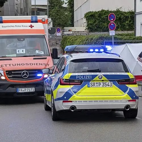 Αυτοκίνητο «πέφτει» στο πλήθος