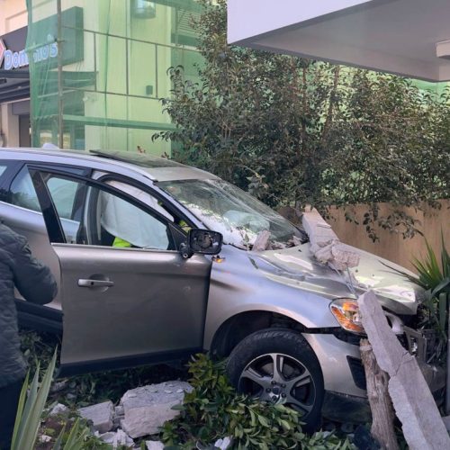 Ναύπλιο: Αυτοκίνητο «εισέβαλε» σε πιλοτή πολυκατοικίας – Από θαύμα χωρίς τραυματισμούς